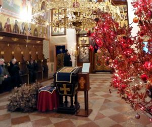 Pravoslavni vjernici u Šibeniku nakon 40 godina zapalili badnjak 06.01.2019., Sibenik - Nakon vecernjeg bogosluzenja i posvecenja badnjaka u sabornom hramu Uspenja Presvete Bogorodice, nakon dugogodisnje pauze po staroj tradiciji upaljen je Badnjak u dvoristu crkve sv. Spasa. Photo: Dusko Jaramaz/PIXSELL
