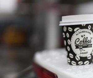 06.01.2021., Zagreb - Nakon zatvaranja kafica, sve vise ljudi na benzinskim postajama uzima kavu za van. 
Photo: Matija Habljak/PIXSELL