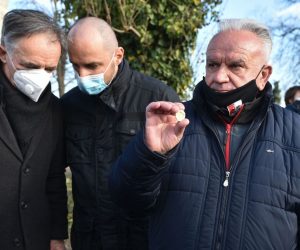 06.01.2021., Petrinja - Ispred razrusene pravoslavne crkve u Petrinji uz nazocnost visokih duznosnika Vlade Republike Hrvatske odrzan je obred pravoslavnog Badnjaka. Milorad Pupovac, Boris Milosevic, Darinko Dumbovic. 
Photo: Davorin Visnjic/PIXSELL