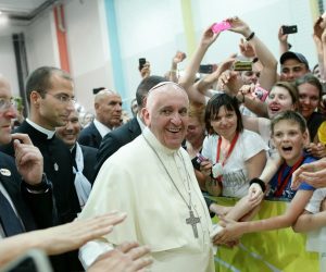 06.06.2015., Sarajevo, Bosna i Hercegovina - Sluzbeni posjet pape Franje Sarajevu. Ovo je treci papinski posjet Bosni i Hercegovini. Prethodni posjeti pape Ivana Pavla II bili su pastoralni dok je posjet pape Franje primarno drzavnicki te ga ocekuje zgusnut raspored s dvosatnim misnim slavljem na stadionu Kosevo. Susret s mladima u Nadbiskupijskom centru za mlade -Ivan Pavao II-. Ushicena vjernica zarko zeljela dotaknuti papu
Photo: Zeljko Lukunic/PIXSELL
