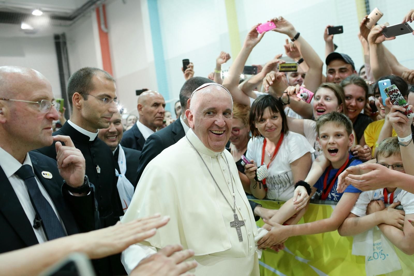 06.06.2015., Sarajevo, Bosna i Hercegovina - Sluzbeni posjet pape Franje Sarajevu. Ovo je treci papinski posjet Bosni i Hercegovini. Prethodni posjeti pape Ivana Pavla II bili su pastoralni dok je posjet pape Franje primarno drzavnicki te ga ocekuje zgusnut raspored s dvosatnim misnim slavljem na stadionu Kosevo. Susret s mladima u Nadbiskupijskom centru za mlade -Ivan Pavao II-. Ushicena vjernica zarko zeljela dotaknuti papu
Photo: Zeljko Lukunic/PIXSELL