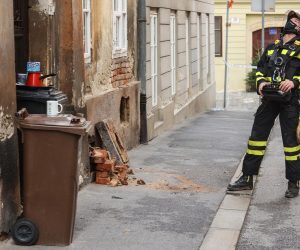 07.01.2021., Zagreb - Vatrogasci uklanjaju opasne dimnjake i cigle u ulici Antuna Gustava Matosa na Gornjem gradu. 
Photo: Marko Prpic/PIXSELL