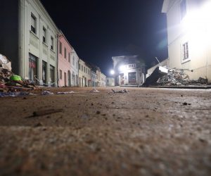 07.01.2021., Petrinja - Prazne i puste ulice Petrinje nakon razornog potresa u nocnim satima kada tek pokoja osoba proseta ulicama. 
Photo: Luka Stanzl/PIXSELL