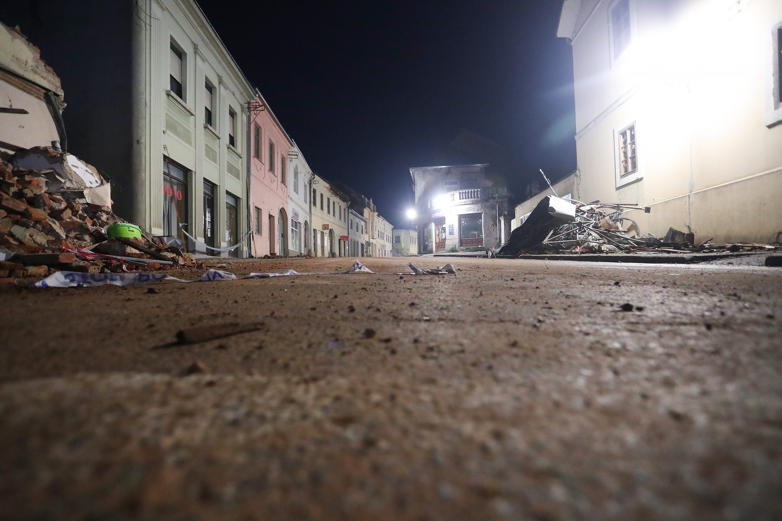 07.01.2021., Petrinja - Prazne i puste ulice Petrinje nakon razornog potresa u nocnim satima kada tek pokoja osoba proseta ulicama. 
Photo: Luka Stanzl/PIXSELL