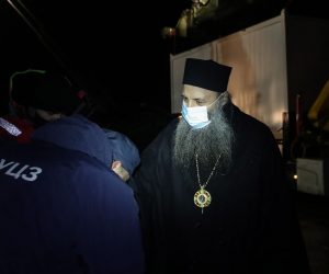 08.12.2021., Petrinja -  Srpsko narodno vijece (SNV) organiziralo je docek pomoci u sklopu humanitarne akcije Banija je nasa kuca u kojoj je na centralni humanitarni punkt u Petrinji kod Sportskog centra Pigik stigla donacija od 22 kontejnera kontejnera iz BiH (Dubica, Srebrenica). Tijekom predaje donacije bio je prisutan i episkop Srpske pravoslavne crkve i mitropolit zagrebacko - ljubljanski Porfirije Peric. Photo: Zeljko Lukunic/PIXSELL