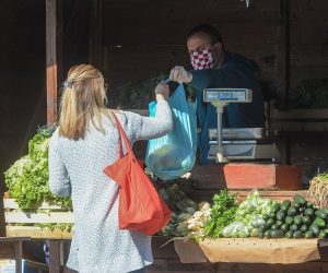 08.04.2020., Trznica Kvatric, Zagreb - Nakon 22. ozujka ponovno je otvorena trznica Kvatric no s posebnim mjerama sigurnosti. Standovi na trznici Kvatric moraju biti medjusobno udaljeni 5 metara, a kupci ulaze u ogranicenom broju uz obaveznu dezinfekciju ruku.Photo: Marko Prpic/PIXSELL