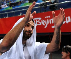 24.08.2008. Peking, Beijing - U utakmici za trece mjesto Hrvatska rukometna reprezentacija izgubila je od Spanjolske (29-35) i tako ostala bez medalje na Olimpijskim igrama. Ivano Balic pozdravlja navijace
Photo Goran Stanzl/Vecernji list