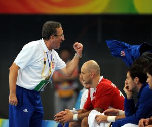 24.08.2008. Peking, Beijing - U utakmici za trece mjesto Hrvatska rukometna reprezentacija izgubila je od Spanjolske (29-35) i tako ostala bez medalje na Olimpijskim igrama. Izbornik Lino Cevar bodrio je igrace.
Photo Goran Stanzl/Vecernji list