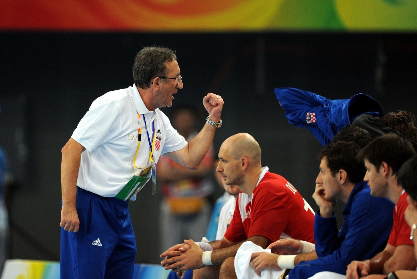 24.08.2008. Peking, Beijing - U utakmici za trece mjesto Hrvatska rukometna reprezentacija izgubila je od Spanjolske (29-35) i tako ostala bez medalje na Olimpijskim igrama. Izbornik Lino Cevar bodrio je igrace.
Photo Goran Stanzl/Vecernji list