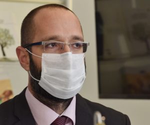 08.10.2020., Sibenik - U protorijama poduzetnickog inkubatora potpisan je ugovor o izgradnji prometnice s pripadajucom infrastrukturom, uredjenju zelenih povrsina i izradi velikog reklamnog panoa u poduzetnickoj zoni Podi. Ugovor su potpisali Zeljko Buric, Danijel Mileta, Petar Misura, Jakov Terzanovic i Anita Pavlovic. Danijel Mileta.
Photo: Hrvoje Jelavic/PIXSELL