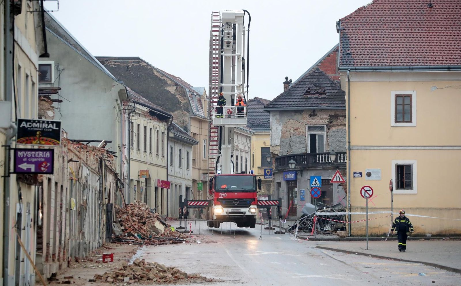 09.01.2021., Petrinja - Veliki vatrogasni kran u centru Petrinje. Rano jutros nastavljeni radovi na sanaciji. 
Photo: Sanjin Strukic/PIXSELL