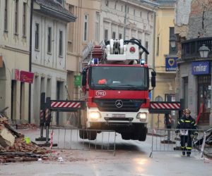 09.01.2021., Petrinja - Veliki vatrogasni kran u centru Petrinje. Rano jutros nastavljeni radovi na sanaciji. 
Photo: Sanjin Strukic/PIXSELL