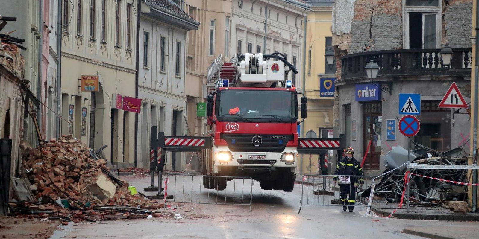 09.01.2021., Petrinja - Veliki vatrogasni kran u centru Petrinje. Rano jutros nastavljeni radovi na sanaciji. 
Photo: Sanjin Strukic/PIXSELL