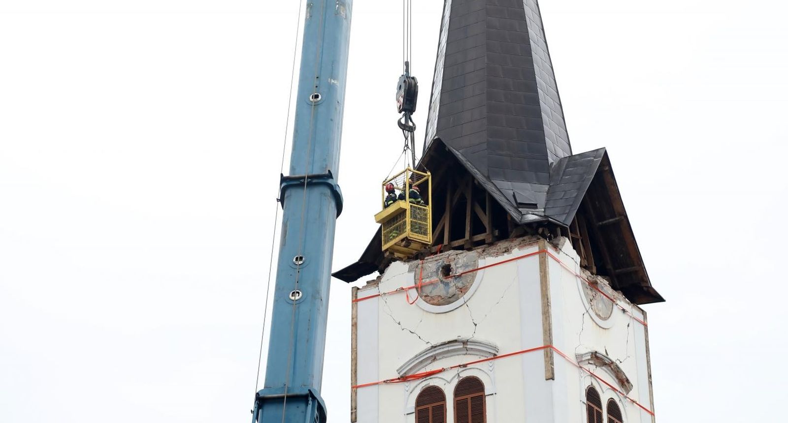 09.01.2021., Sisak - Nastavljeno uklanjanje tornja katedrale u Sisku koji je ostecen u razornom potresu. 
Photo: Edina Zuko/PIXSELL