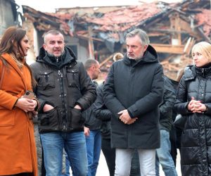 09.01.2021., Petrinja - Predsjednik Domovinskog pokreta Miroslav Skoro sa suradnicima obisao potresom razrusenu Petrinju. 
Photo: Sanjin Strukic/PIXSELL