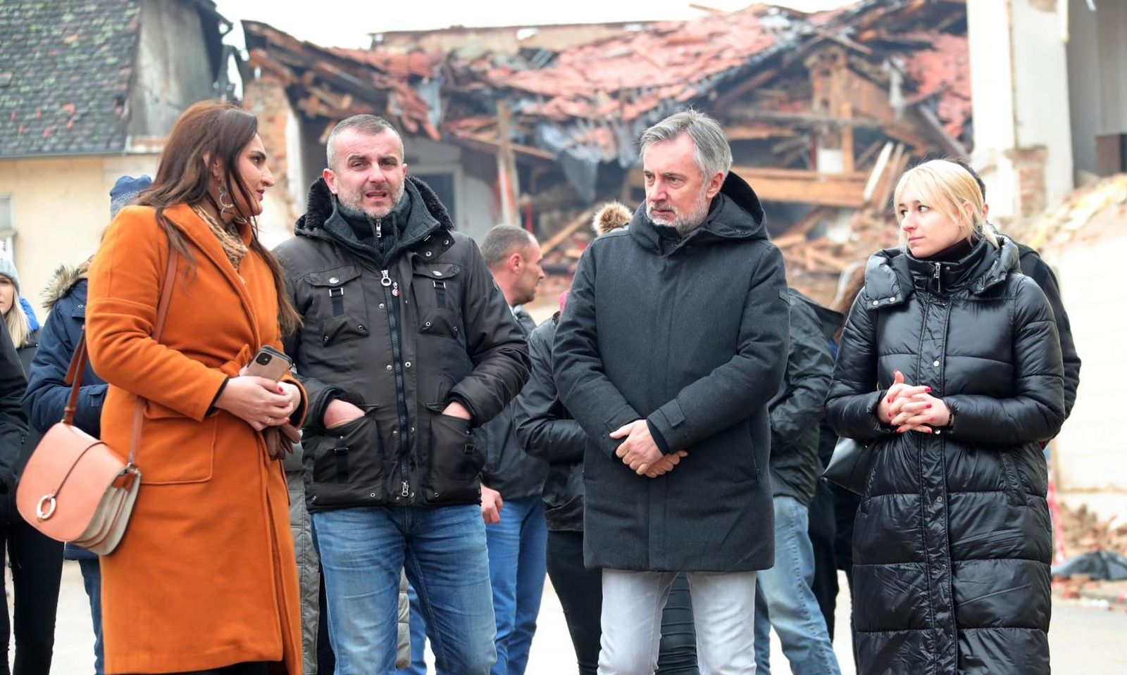 09.01.2021., Petrinja - Predsjednik Domovinskog pokreta Miroslav Skoro sa suradnicima obisao potresom razrusenu Petrinju. 
Photo: Sanjin Strukic/PIXSELL