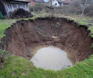 09.01.2021., Mecencani - Na podrucju sela Mecencani u potresom tesko pogodjenoj Sisacko-moslavackoj zupaniji pojavile urusne vrtace, koje predstavljaju opasnost za tamosnje stanovnistvo. 
Photo: Sanjin Strukic/PIXSELL