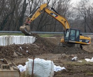 09.01.2021.,  Sisak - Hrvatske vode krenule su u sanaciju nasipa u naselju Palanjek u Sisku. 
Photo: Luka Stanzl/PIXSELL