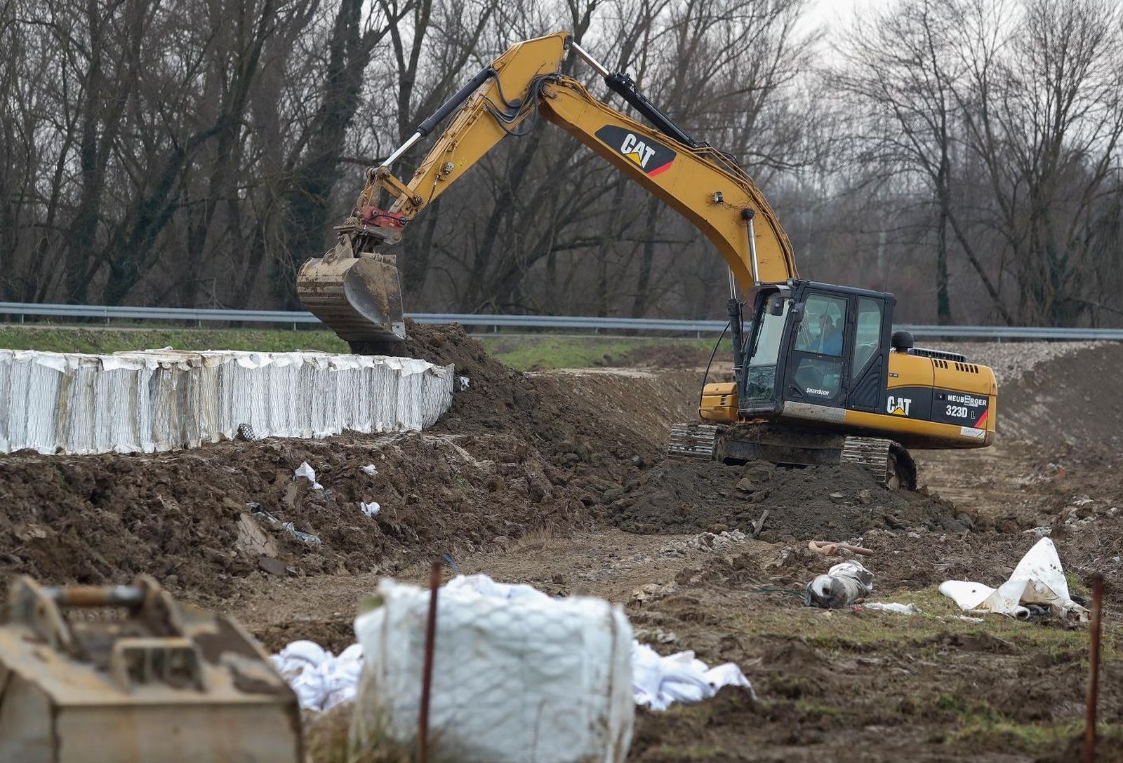09.01.2021.,  Sisak - Hrvatske vode krenule su u sanaciju nasipa u naselju Palanjek u Sisku. 
Photo: Luka Stanzl/PIXSELL