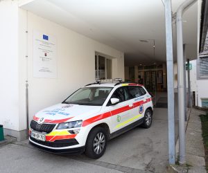 09.03.2020., Metlika - Reportaza iz Slovenskog pogranicnog gradica Metlika u kojem je zabiljezen slucaj zaraze koronavirusom. Od virusa je prvi obolio lijecnik koji je radio u Domu zdravlja. Dom zdravlja je zatvoren, zabranjene su posjete starackom domu. Ulice su puste iako rade skola te brojne tvrtke na tom podrucju. Photo: Kristina Stedul Fabac/PIXSELL