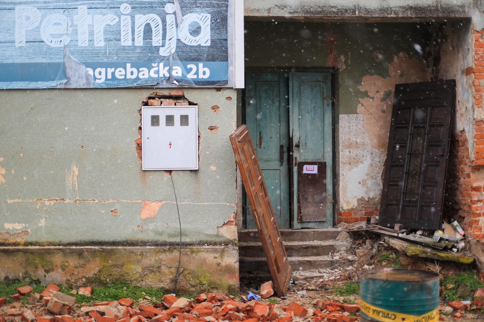 10.01.2021., Petrinja - Snjezna nedjelja u potresom stradaloj Petrinji. 
Photo: Slavko Midzor/PIXSELL