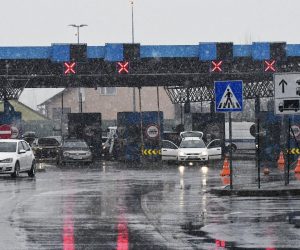 10.01.2021., Slavonski Brod - Pojacan promet vozila na mostu preko rijeke Save i granicnom prijelazu u Slavonskom Brodu na ulasku u RH iz smjera Bosne i Hercegovine.
Photo: Ivica Galovic/PIXSELL