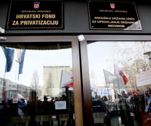 15.03.2010. Zagreb, Hrvatska - Prosvjed radnika Adriatic Cluba ispred hrvatskog fonda za privatizaciju.
photo: Petar Glebov/PIXSELL
