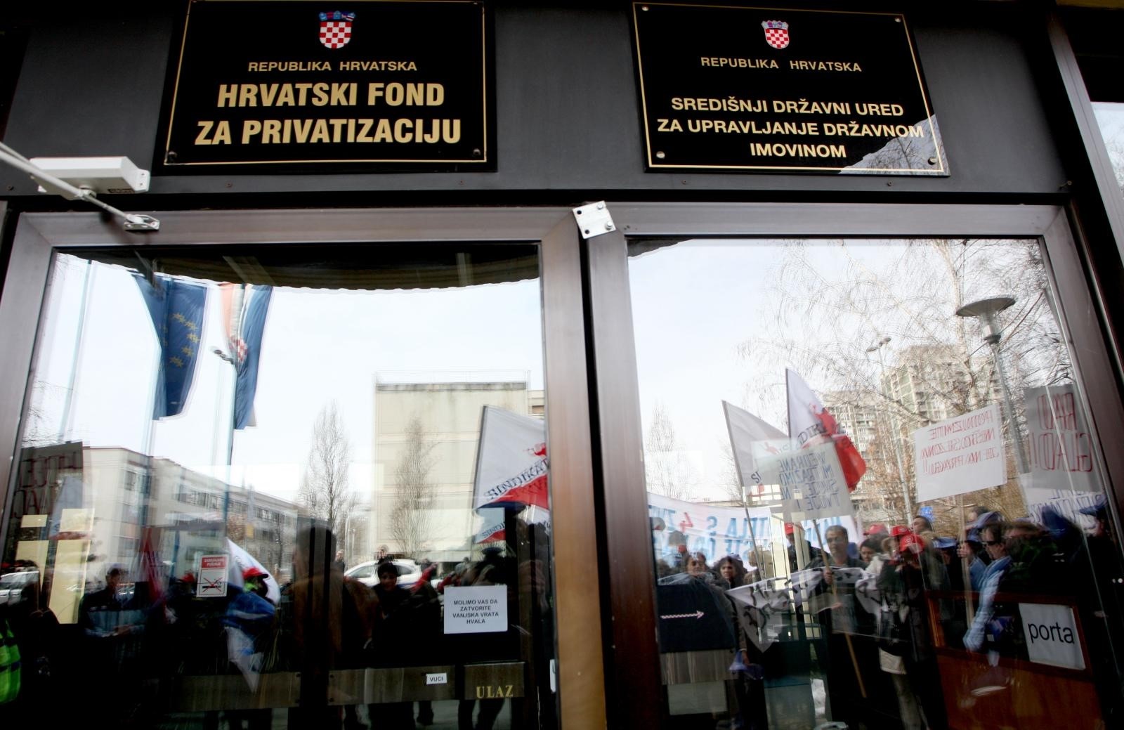 15.03.2010. Zagreb, Hrvatska - Prosvjed radnika Adriatic Cluba ispred hrvatskog fonda za privatizaciju.
photo: Petar Glebov/PIXSELL