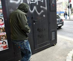 01.04.2010.   Zagreb, ulica, Baruna Trenka, kiosk Tiska. Dvojica lopova su oko 1 sat u cetvrtak provalili u kiosk Tisaka u zagrebackoj ulici Baruna Trenka. Jedan je usao je kiosk i u vrecicu poceo trpati cigarete i bonove za mobitel, a kolega je ostao ispred cuvati strazu. Cuo je da netko ide, uspanicio se i rezervnim lokotom, kojeg su donijeli sa sobom zakljucao kolegu B.B. u kiosku. Na slici ilustracija kradje.
Photo: Sanjin Strukic/PIXSELL