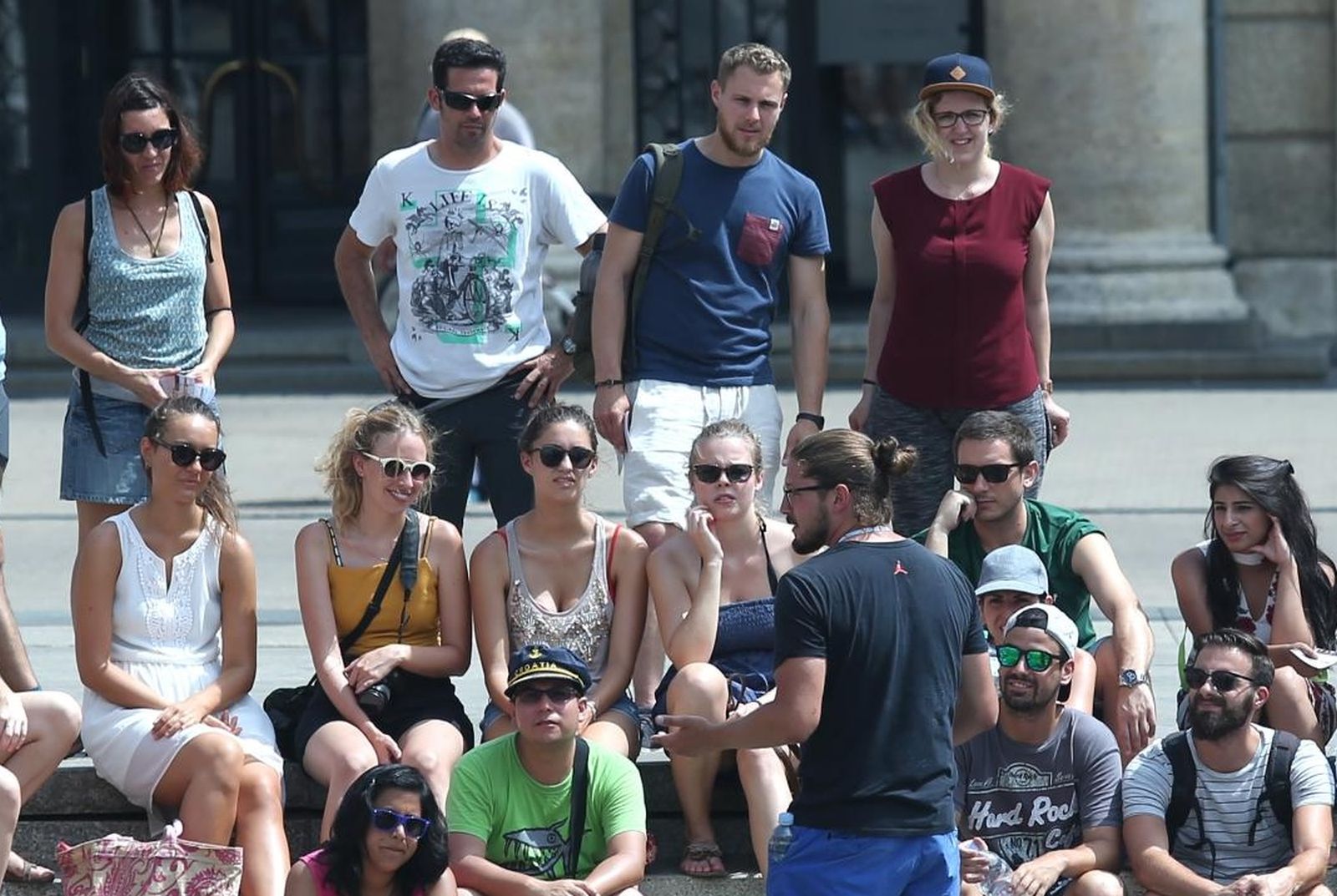 10.08.2017., Zagreb - Turisti okupljeni pored Mandusevca pozorno slusaju turistickog vodica. 
Photo: Sanjin Strukic/PIXSELL