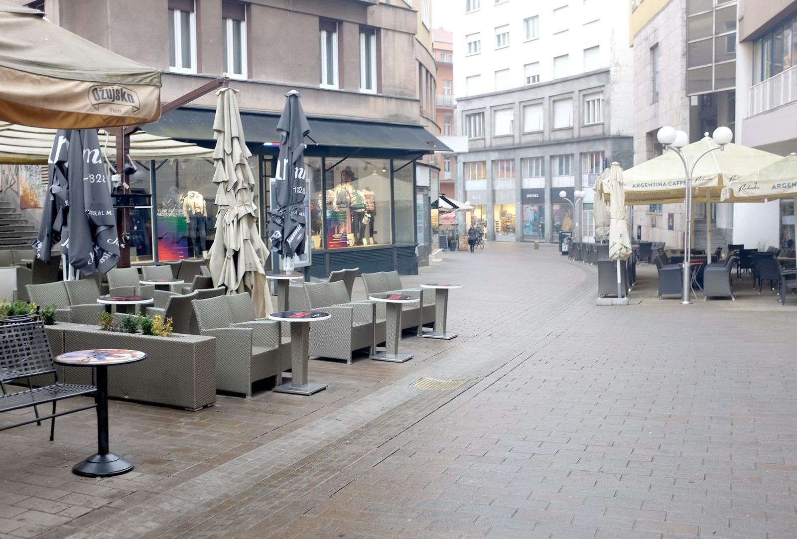10.11.2020., Zagreb - Iako su od pocetka pandemije koronavirusa popularnije od zatvorenih kafica, zbog rosulje koja od nocas moci zagrebacke ulice terase kafica ostaju prazne do poboljsanja vremena.
Photo: Patrik Macek/PIXSELL