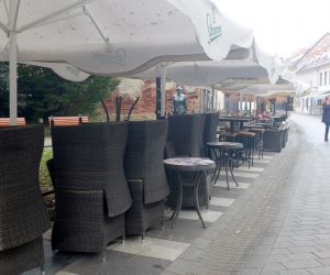 10.11.2020., Zagreb - Iako su od pocetka pandemije koronavirusa popularnije od zatvorenih kafica, zbog rosulje koja od nocas moci zagrebacke ulice terase kafica ostaju prazne do poboljsanja vremena.
Photo: Patrik Macek/PIXSELL