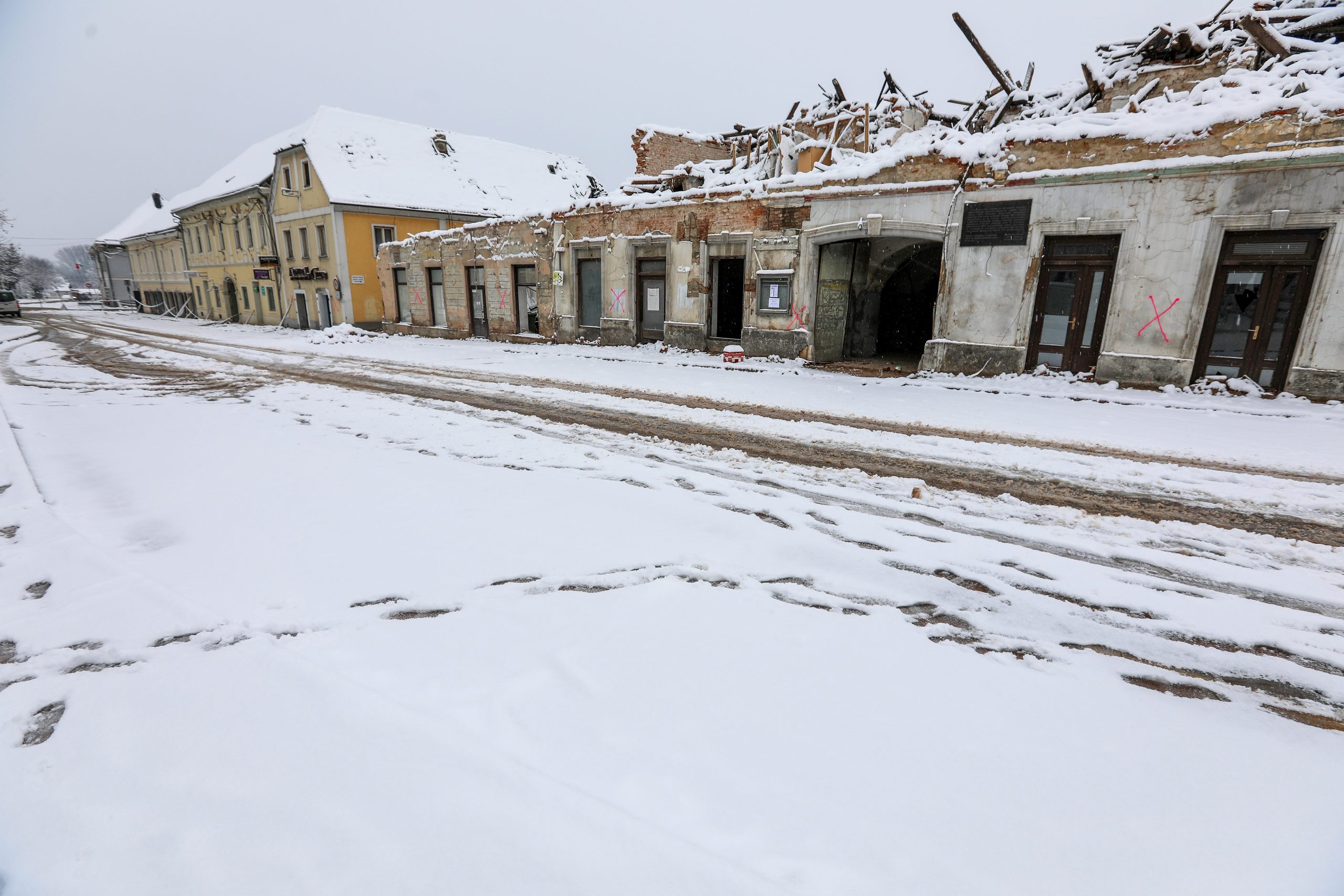 11.01.2021., Petrinja - Razruseni centar Petrinje pod snijegom. Photo: Robert Anic/PIXSELL