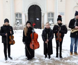 11.01.2021., Sisak - Ucenici Glazbene skole Frana Lhotke odrzali koncert kako bi skupili novce za popravak skole koja je ostecena u potresu. Photo: Edina Zuko/PIXSELL
