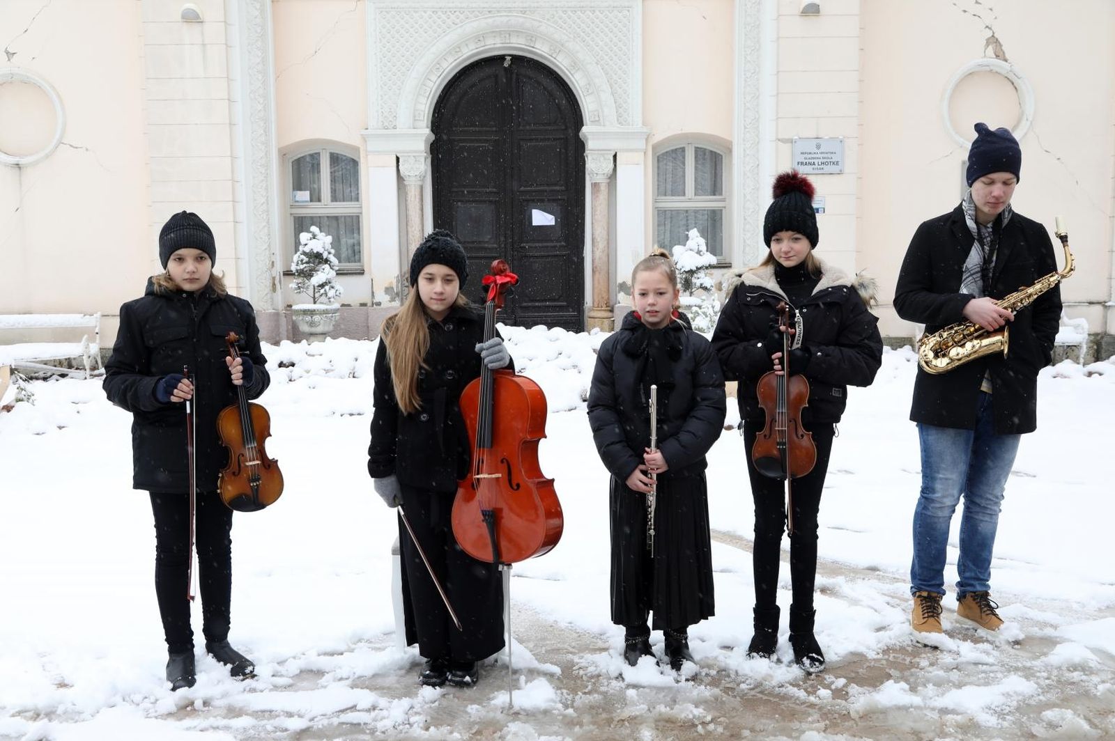 11.01.2021., Sisak - Ucenici Glazbene skole Frana Lhotke odrzali koncert kako bi skupili novce za popravak skole koja je ostecena u potresu. Photo: Edina Zuko/PIXSELL