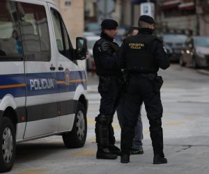 11.01.2021., Split - Na godisnjicu trostrukog ubojstva upaljene su svijece i postavljeno je cvijece na Sperunu uz preventivne policijske snage u gradu. 
Photo: Ivo Cagalj/PIXSELL