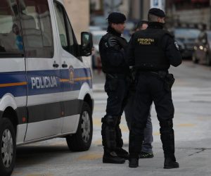11.01.2021., Split - Na godisnjicu trostrukog ubojstva upaljene su svijece i postavljeno je cvijece na Sperunu uz preventivne policijske snage u gradu. 
Photo: Ivo Cagalj/PIXSELL