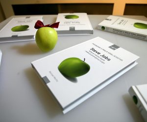 09.06.2011., Zagreb -Promocija knjige Povratak u malo kraljevstvo -  Steve Jobs kako je nastao Apple i kako je promijenio svijet, pisca Michael Moritza u trgovini iStyle.
Photo: Igor Kralj/PIXSELL