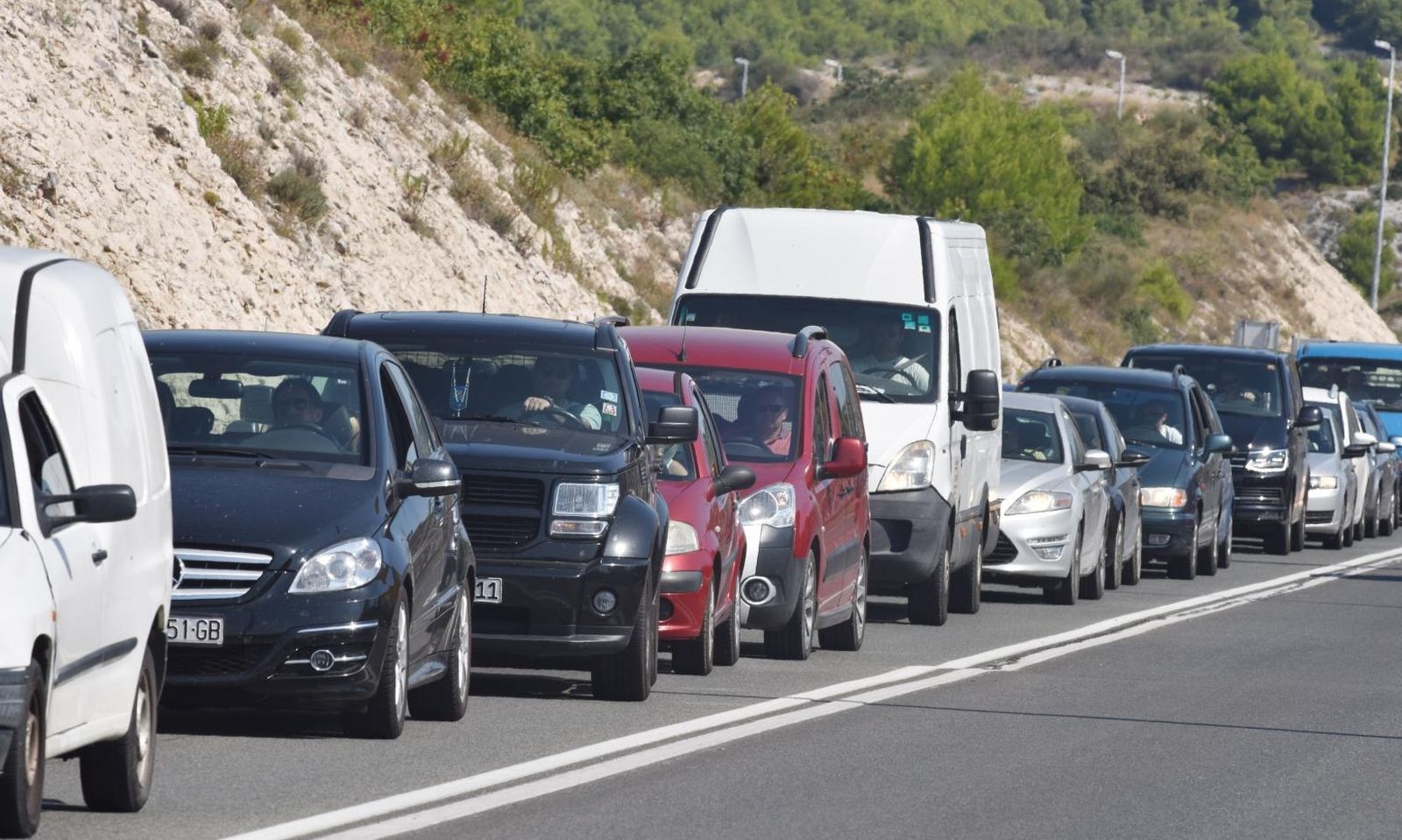Šibenik: Kolone na jadranskoj magistrali 11.08.2018., Sibenik - Velike kolone i guzve na jadranskoj magistrali iznad Sibenika zbog smjene gostiju. Photo: Hrvoje Jelavic/PIXSELL
