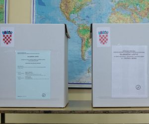 11.09.2016., Krajiska 9, Zagreb - Gradjani glasuju na parlamentarnim izborima na birackom mjestu 28 u I. izbornoj jedinici. 
Photo: Davor Puklavec/PIXSELL