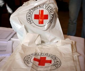 11.11.2020., Sibenik - Hrvatski Crveni kriz krenuo je sa akcijom "Cuvajmo ih" kojom ce za 23.000 starijih osoba slabijeg imovinskog stanja, osigurati zastitne maske i dezinfekcijska sredstva, a sve s ciljem smanjenja rizika zaraze koronavirusom. Zastitna oprema ce tijekom studenoga i prosinca biti podijeljena korisnicima starijima od 65 godina, a svaki paket sadrzava 30 jednokratnih maski i 1 litar dezinfekcijskog sredstva.
Photo: Dusko Jaramaz/PIXSELL