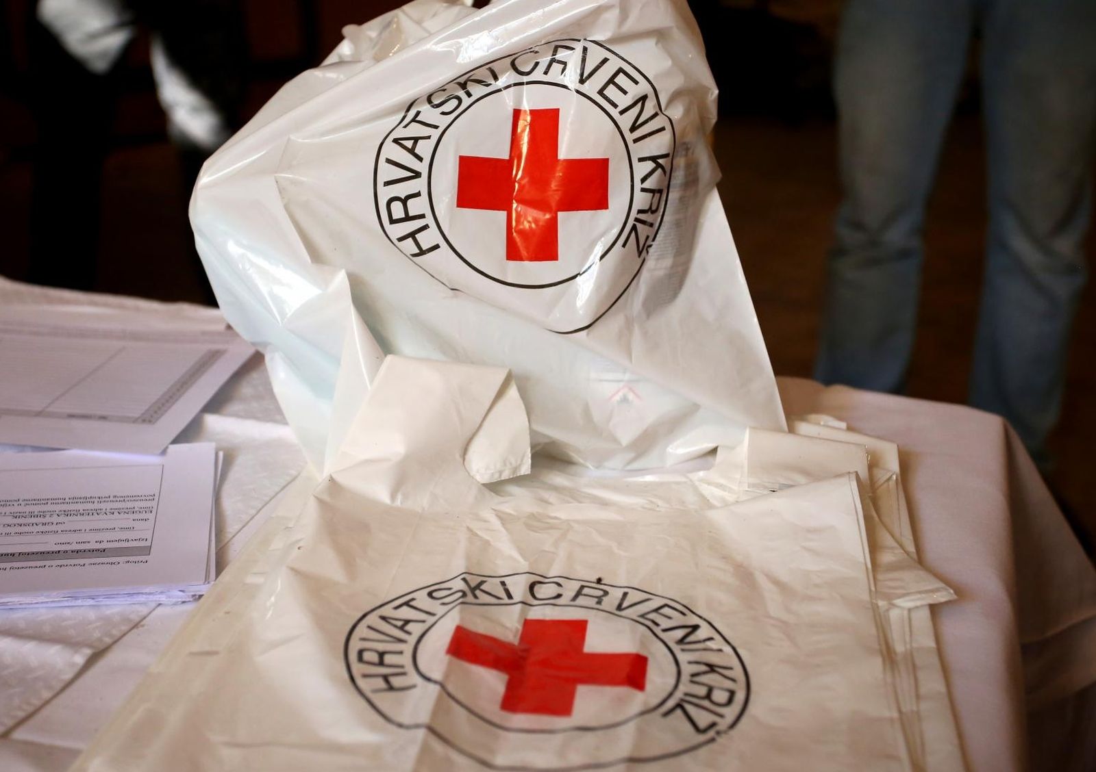 11.11.2020., Sibenik - Hrvatski Crveni kriz krenuo je sa akcijom "Cuvajmo ih" kojom ce za 23.000 starijih osoba slabijeg imovinskog stanja, osigurati zastitne maske i dezinfekcijska sredstva, a sve s ciljem smanjenja rizika zaraze koronavirusom. Zastitna oprema ce tijekom studenoga i prosinca biti podijeljena korisnicima starijima od 65 godina, a svaki paket sadrzava 30 jednokratnih maski i 1 litar dezinfekcijskog sredstva.
Photo: Dusko Jaramaz/PIXSELL