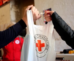 11.11.2020., Sibenik - Hrvatski Crveni kriz krenuo je sa akcijom "Cuvajmo ih" kojom ce za 23.000 starijih osoba slabijeg imovinskog stanja, osigurati zastitne maske i dezinfekcijska sredstva, a sve s ciljem smanjenja rizika zaraze koronavirusom. Zastitna oprema ce tijekom studenoga i prosinca biti podijeljena korisnicima starijima od 65 godina, a svaki paket sadrzava 30 jednokratnih maski i 1 litar dezinfekcijskog sredstva.
Photo: Dusko Jaramaz/PIXSELL