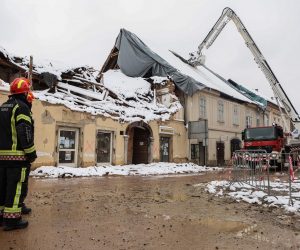 12.01.2021., Petrinja - Vatrogasci uklanjaju opasan dimnjak koji se poceo urusavati u centru grada.
Photo: Marko Prpic/PIXSELL