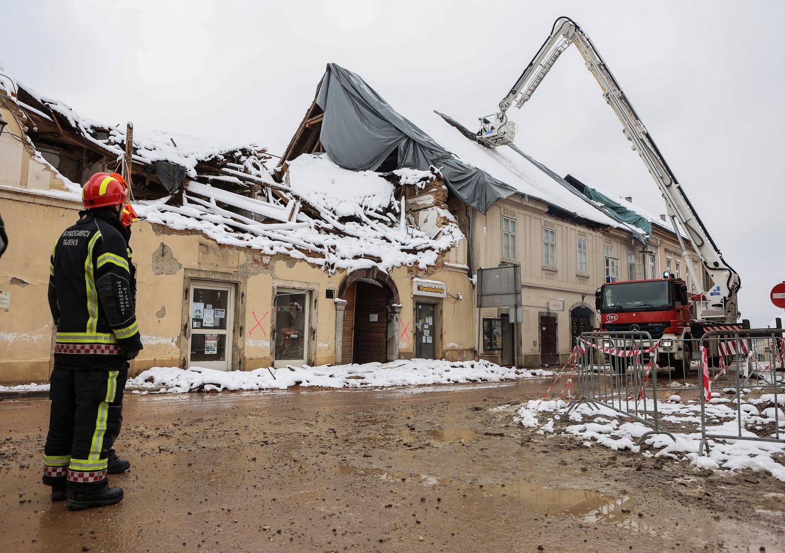 12.01.2021., Petrinja - Vatrogasci uklanjaju opasan dimnjak koji se poceo urusavati u centru grada.
Photo: Marko Prpic/PIXSELL