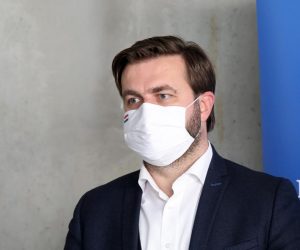 12.01.2021., Sisak - U Strukovnoj skoli odrzan je sastanak na temu revitalizacije gospodarske aktivnosti na podrucju pogodjenom potresom. ministar gospodarstva i odrzivog razvoja Tomislav Coric Photo: Edina Zuko/PIXSELL
