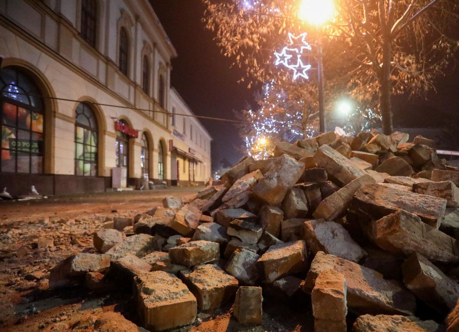 13.01.2021., Glina - Dva tjedna nakon razornog potresa, centar Gline sablasno je prazan.
Photo: Borna Filic/PIXSELL