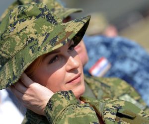 Udbina: Grabar-Kitarović i Krstićević obišli vojnu vježbu Velebit 18 13.10.2018., Udbina - Vojna vjezba Velebit 18 - Zdruzena snaga glavni je obucni dogadjaj Oruzanih snaga RH u 2018 godini. Rijec je o zdruzenoj  intergranskoj vjezbi svih sastavnica Oruzanih snaga RH - kopnenih, pomorskih, zracnih snaga, specijalnih snaga te cyber snaga, a ujedno je i najslozenija vjezba Hrvatske vojske do sada u neprekidnom trajanju od 72 sata. U vojarni "Josip Jovic" demonstrirana je sposobnost Ekspedicijskog kampa, popuna helikoptera gorivom, radio uredjaji domace proizvodnje. Predsjednica RH Kolinda Grabar-Kitarovic Photo: Dino Stanin/PIXSELL