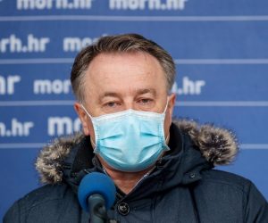 14.01.2021., Petrinja - Sisacko-moslavacki zupan Ivo Zinic dao je izjavu medijima prije obilaska vojarne "pukovnik Pregrag Matanovic" i centra Petrinje. Photo: Luka Stanzl/PIXSELL