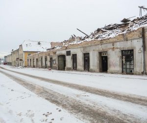 14.01.2021., Petrinja - Snjezne pahulje zabijelile razruseni centar grada. Photo: Luka Stanzl/PIXSELL